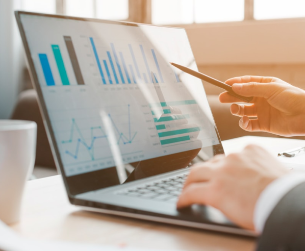 Análise de auditoria financeira e contábil